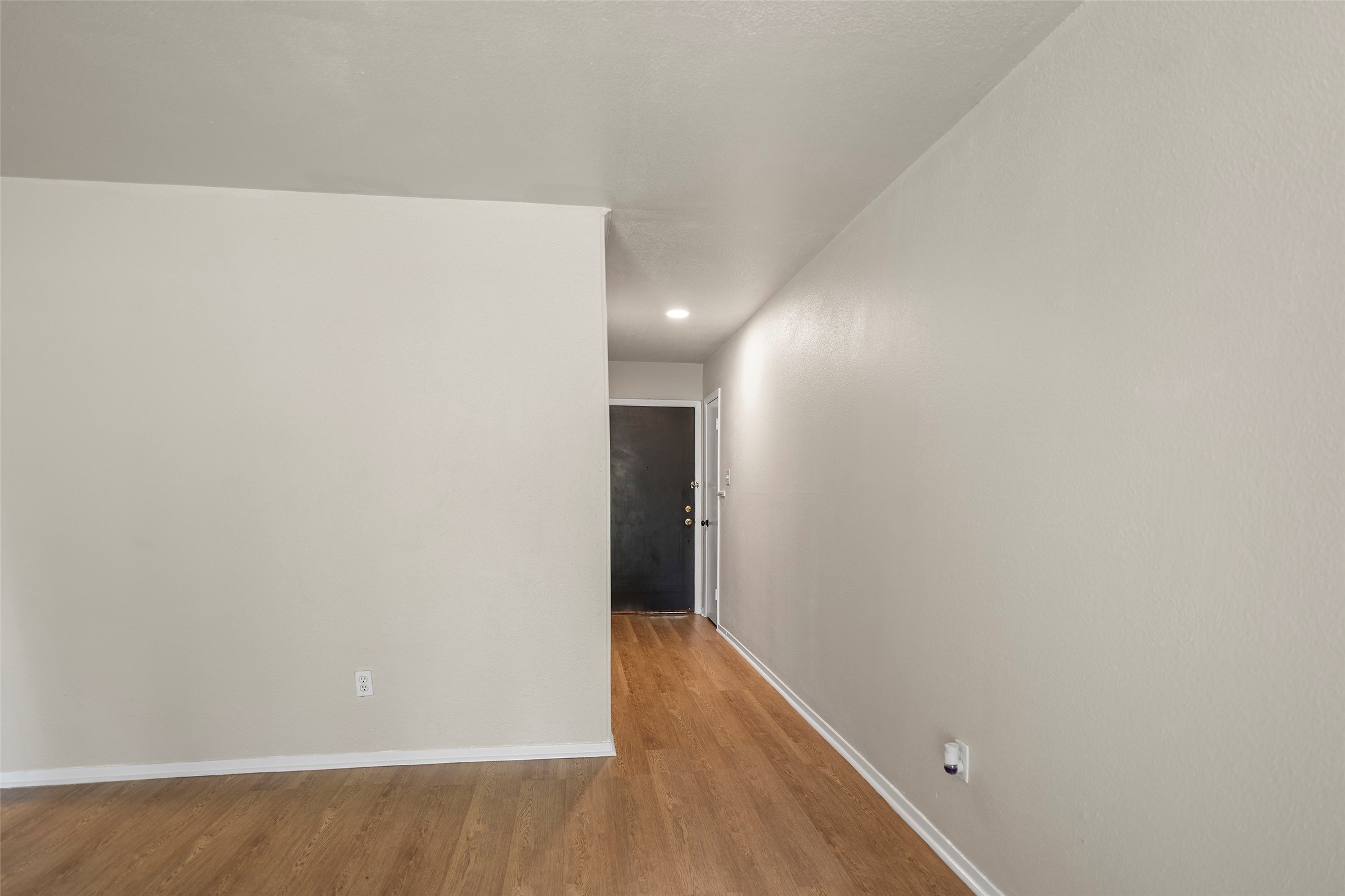 13335 Ambrose Street Houston, TX 77045 - Photo 4 of 27 Entrance foyer