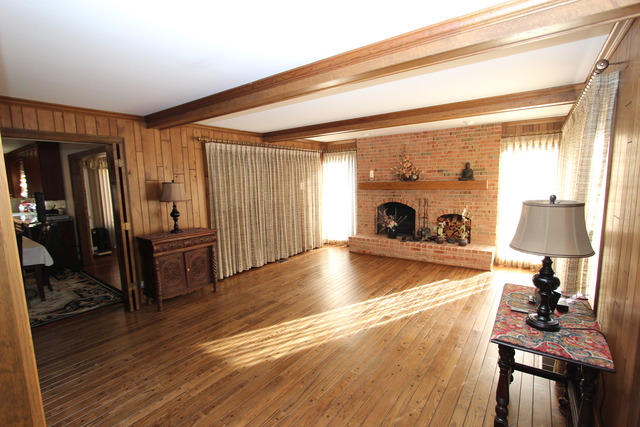 11 Deepwood Road Barrington, IL 60010 - Photo 14 of 25 a view of a living room