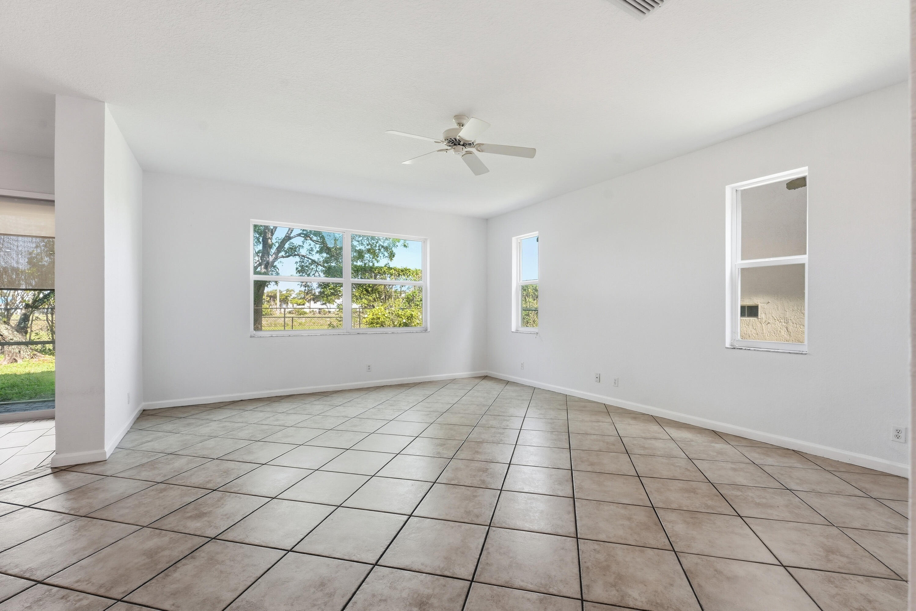 1275 Rose Gate Boulevard Riviera Beach, FL 33404 - Photo 6 of 45 06_dsc03324