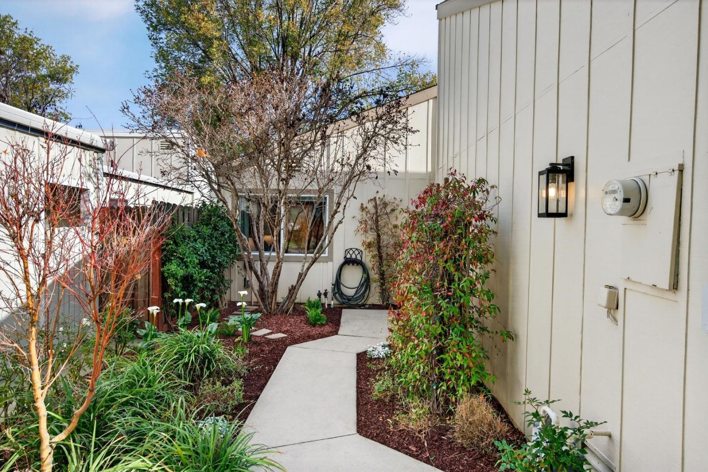 300 Ridgemark Drive Hollister, CA 95023 - Photo 3 of 27