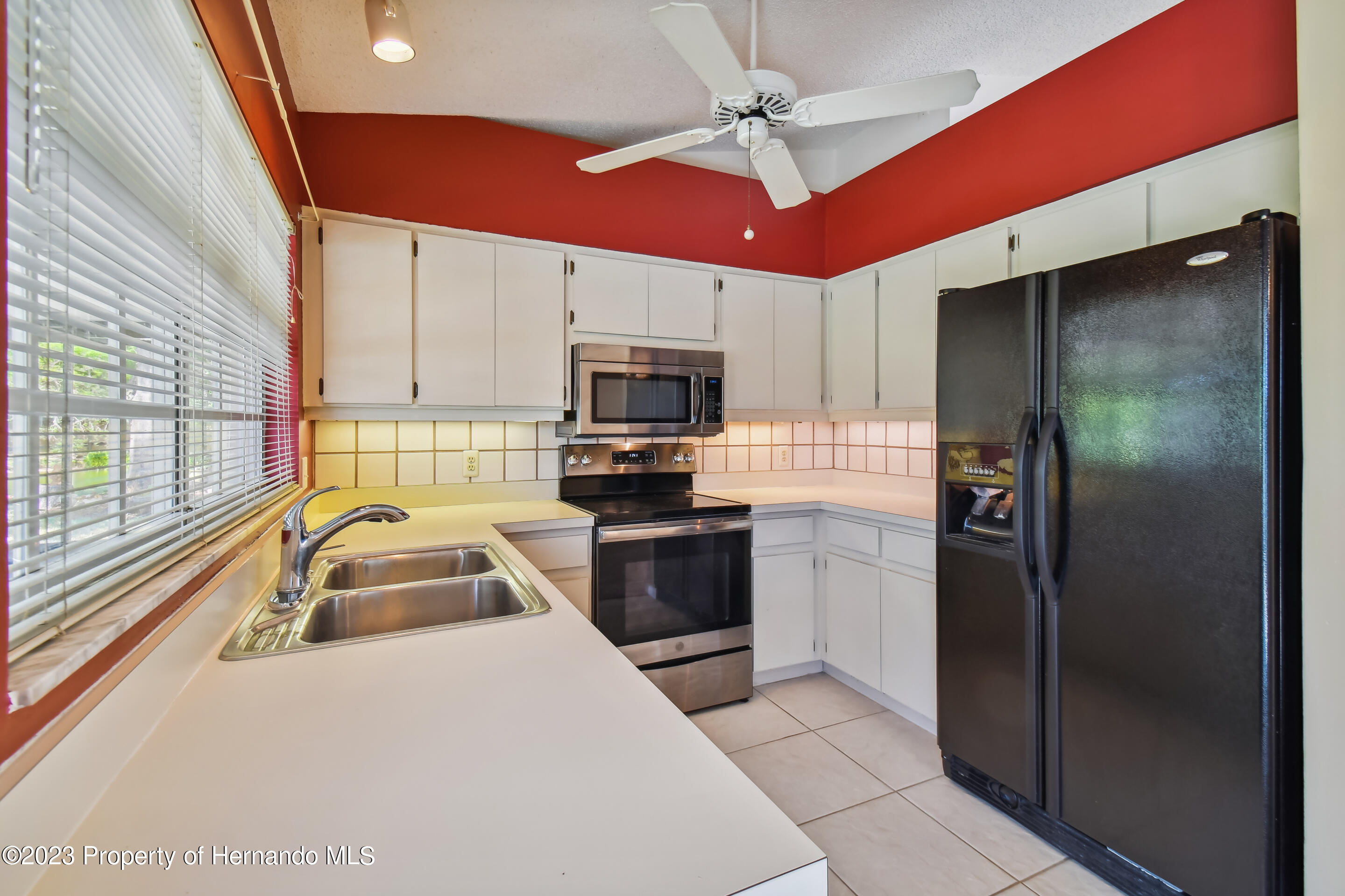 1735 Elk Spring Drive Brandon, FL 33511 - Photo 18 of 49 a kitchen with a refrigerator a sink and dishwasher