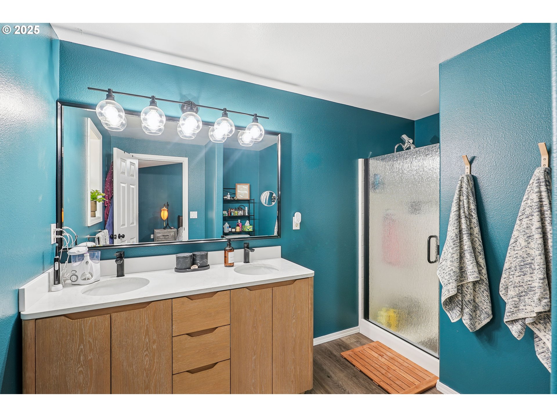 591 Southwest Filbert Street McMinnville, OR 97128 - Photo 17 of 34 a bathroom with a sink vanity granite tub and a mirror
