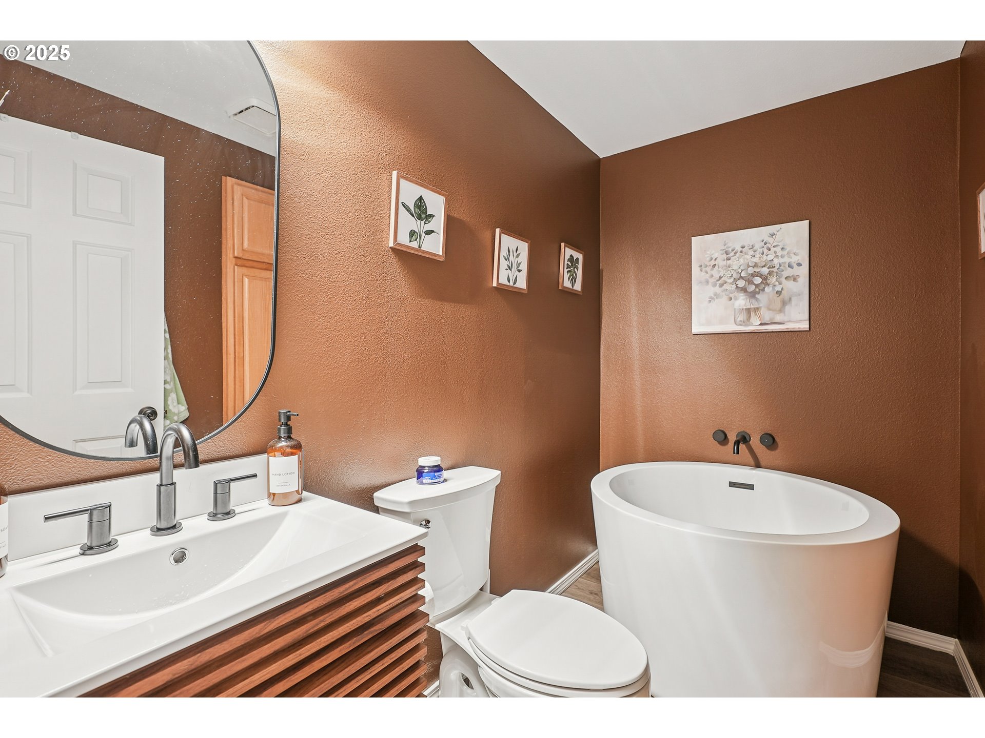 591 Southwest Filbert Street McMinnville, OR 97128 - Photo 20 of 34 a bathroom with a sink and a mirror