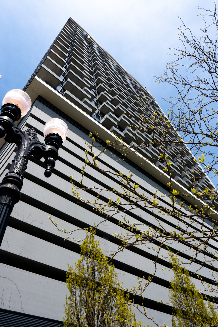 235 West Van Buren Street, Unit 3011 Chicago, IL 60607 - Photo 3 of 30 a close up of a roof