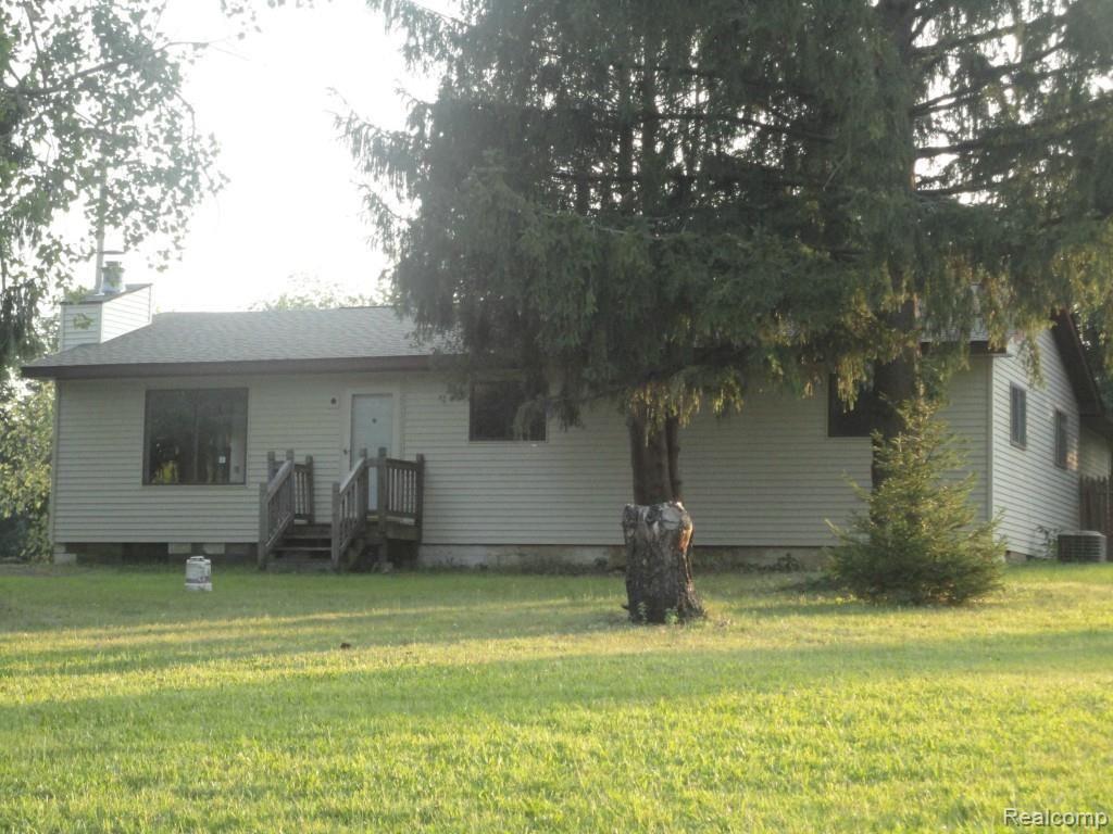 ROADVIEW OF LARGE FRONT YARD.jpg