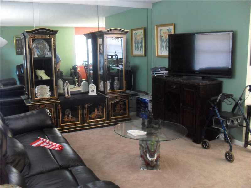 415 Monaco Way, Unit 415 Delray Beach, FL 33446 - Photo 2 of 8 Living Room