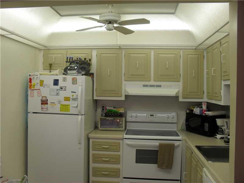415 Monaco Way, Unit 415 Delray Beach, FL 33446 - Photo 4 of 8 Kitchen