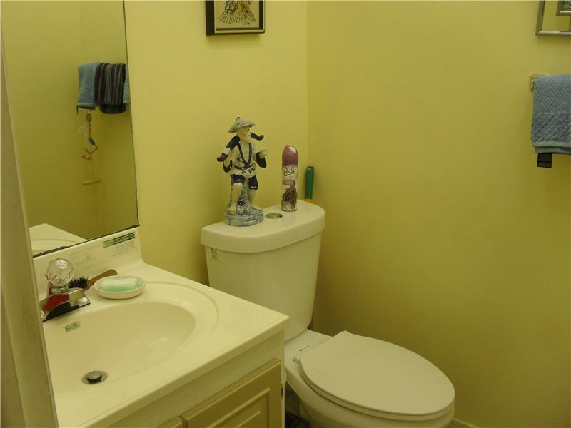 415 Monaco Way, Unit 415 Delray Beach, FL 33446 - Photo 6 of 8 Bathroom