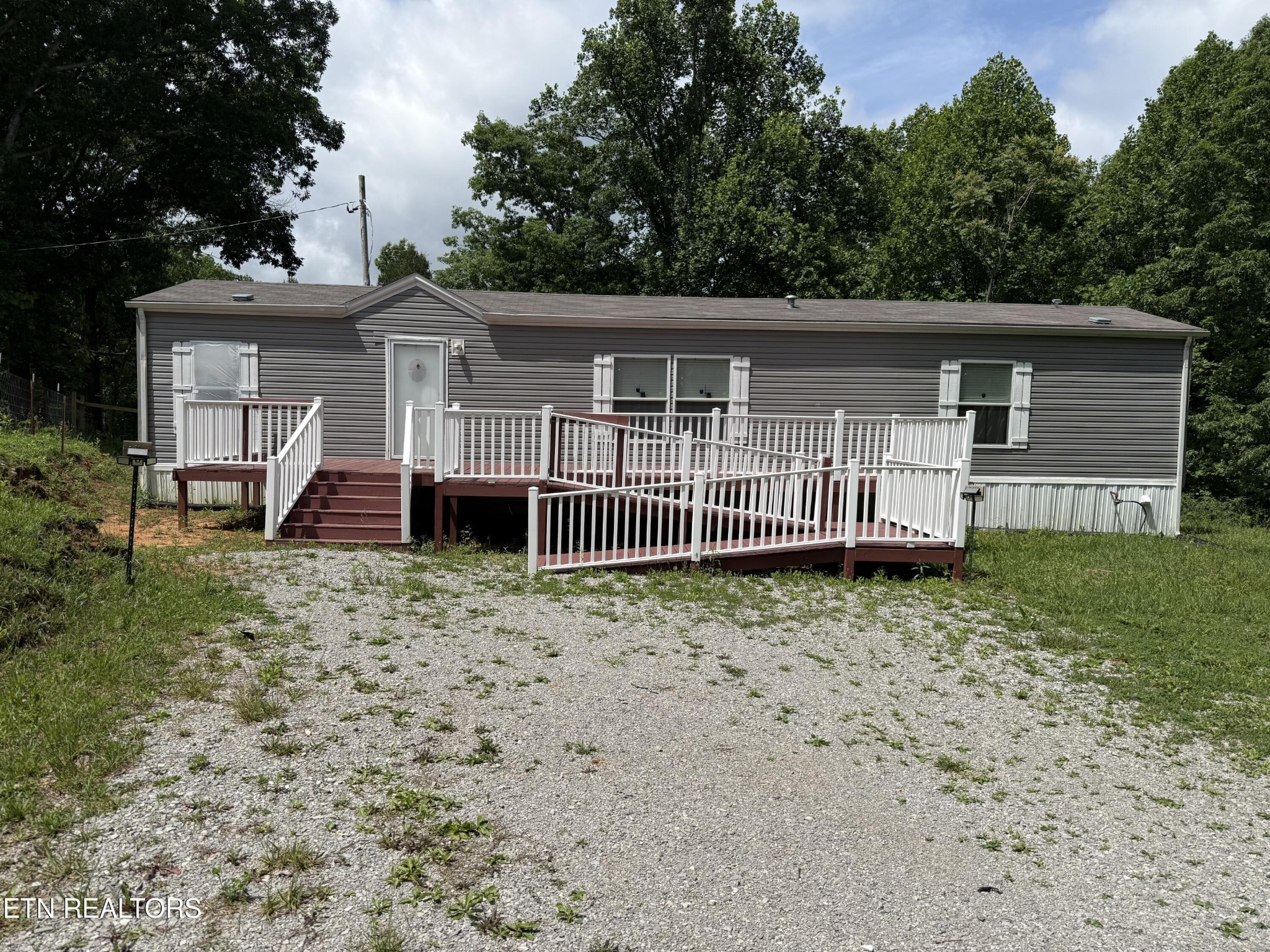 1366 Pearl Hinds Road Jamestown, TN 38556 - Photo 1 of 16 front view of a house