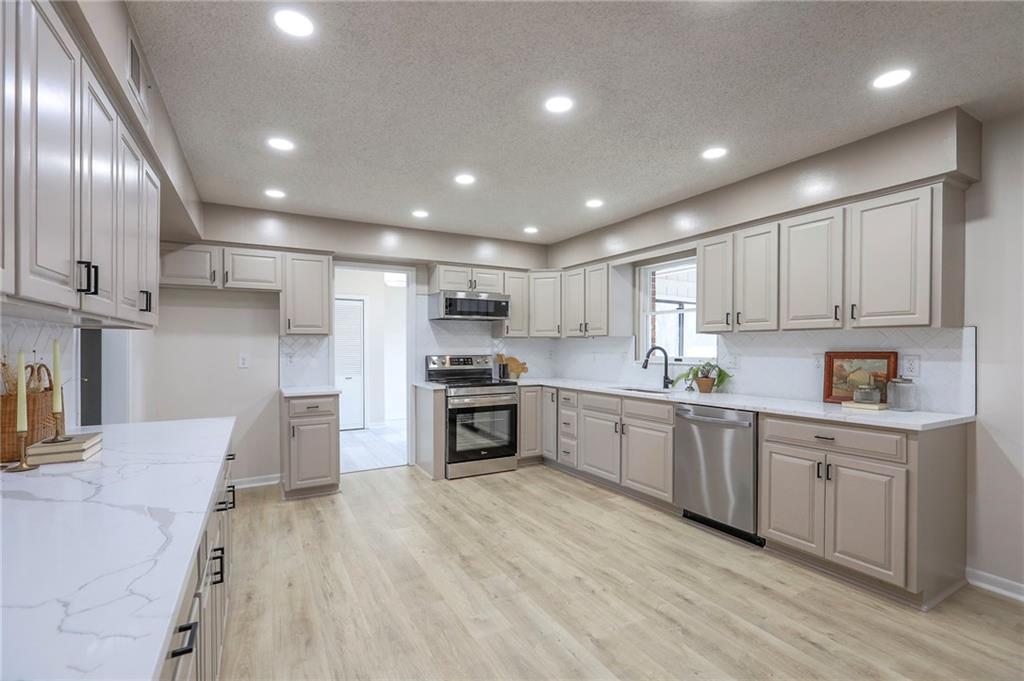 907 South State Rte J Peculiar, MO 64078 - Photo 13 of 78