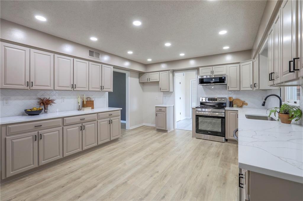 907 South State Rte J Peculiar, MO 64078 - Photo 14 of 78