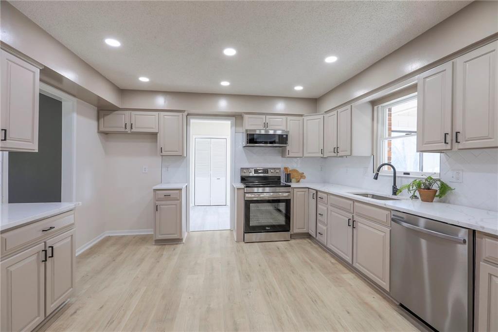 907 South State Rte J Peculiar, MO 64078 - Photo 15 of 78