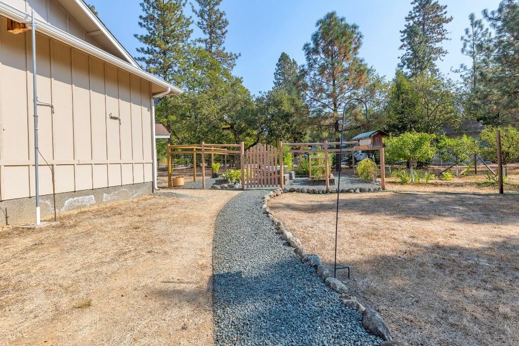 745 Eric Loop Grants Pass, OR 97526 - Photo 21 of 46 i1_raised-beds_745-Eric-Loop
