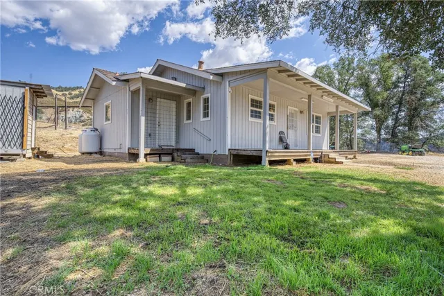 a view of a house with backyard and garden
