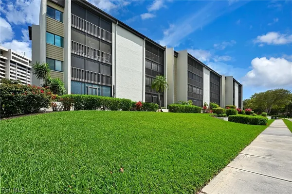 a view of a house with backyard and garden