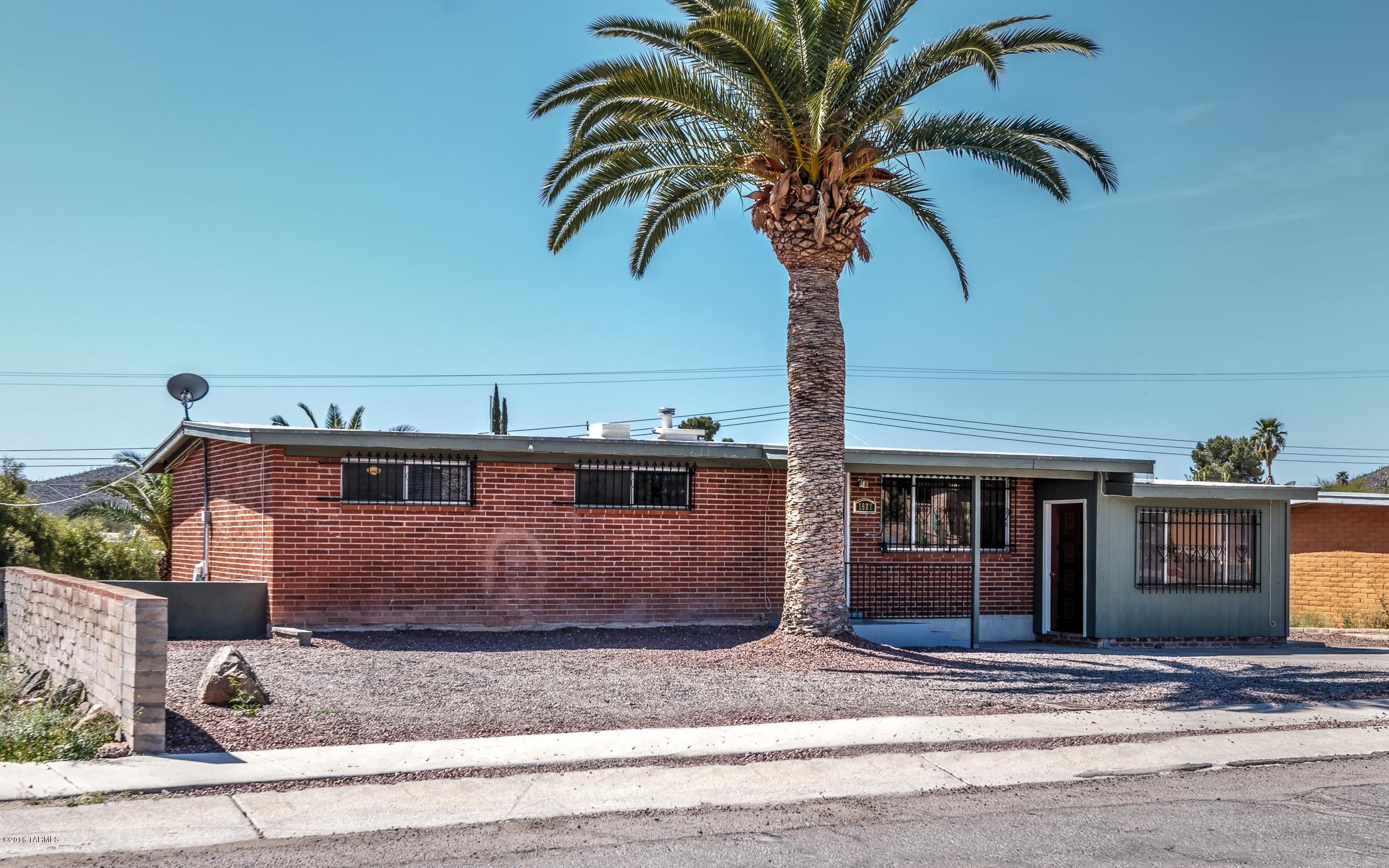 1807 West Merlin Road Tucson, AZ 85713 - Photo 2 of 34 a view of a house with a terrace