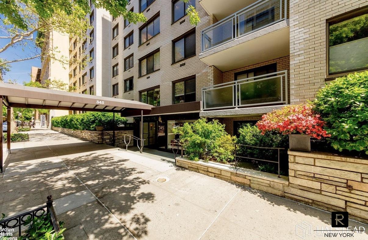 345 East 73rd Street, Unit 3F Manhattan, NY 10021 - Photo 7 of 9 a view of a building with a yard