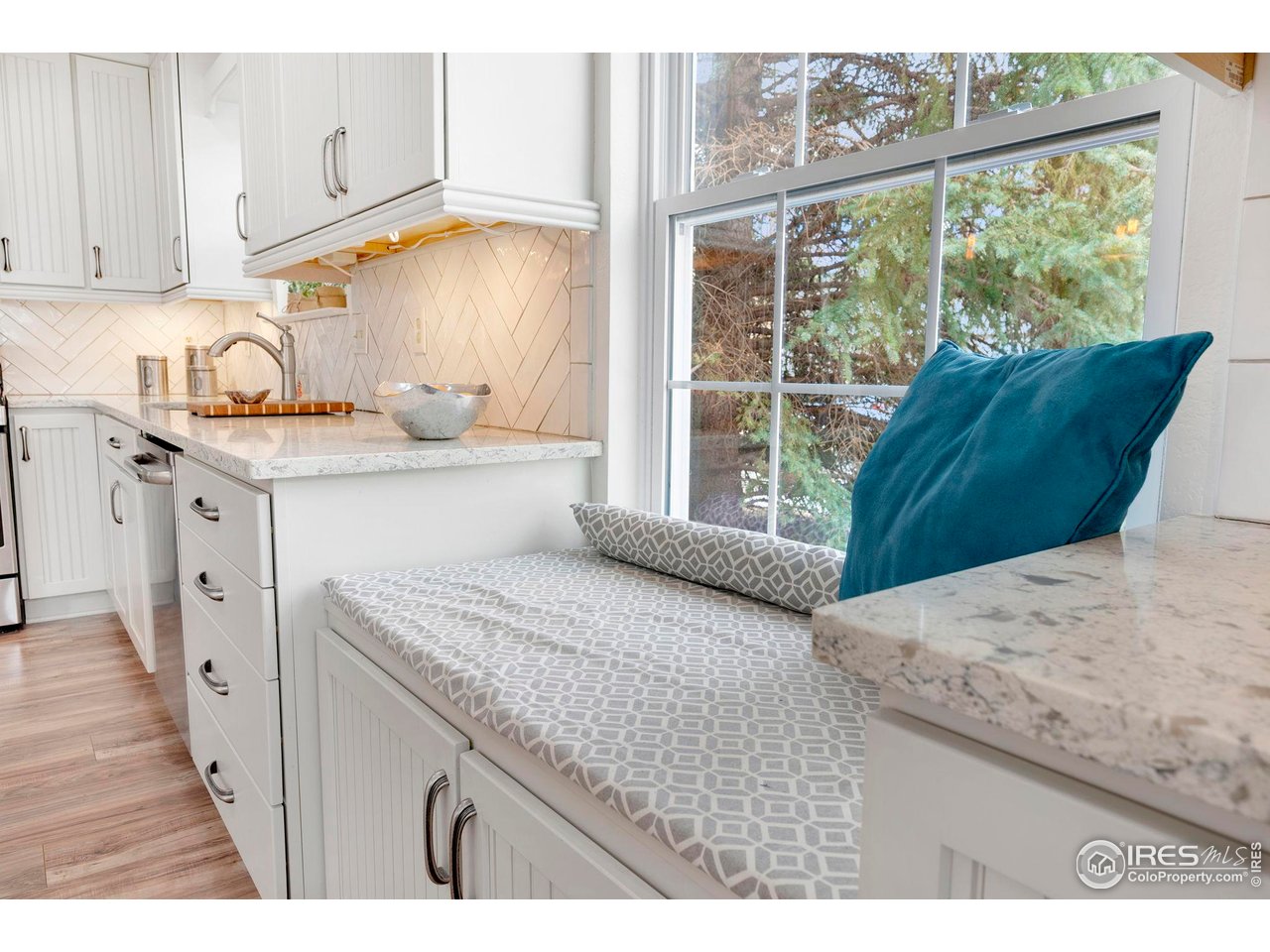 3109 Concord Way Longmont, CO 80503 - Photo 4 of 50 Custom bench with additional storage below, a great spot to review receipes