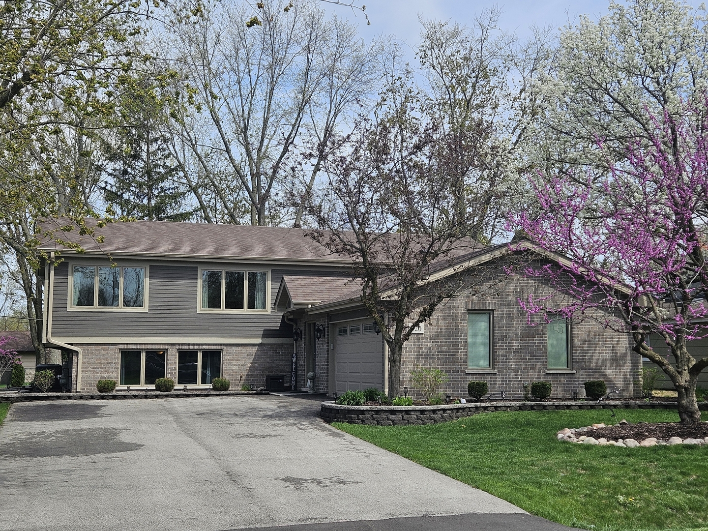 520 Hackberry Road Frankfort, IL 60423 - Photo 1 of 28 front view of a house with a garden