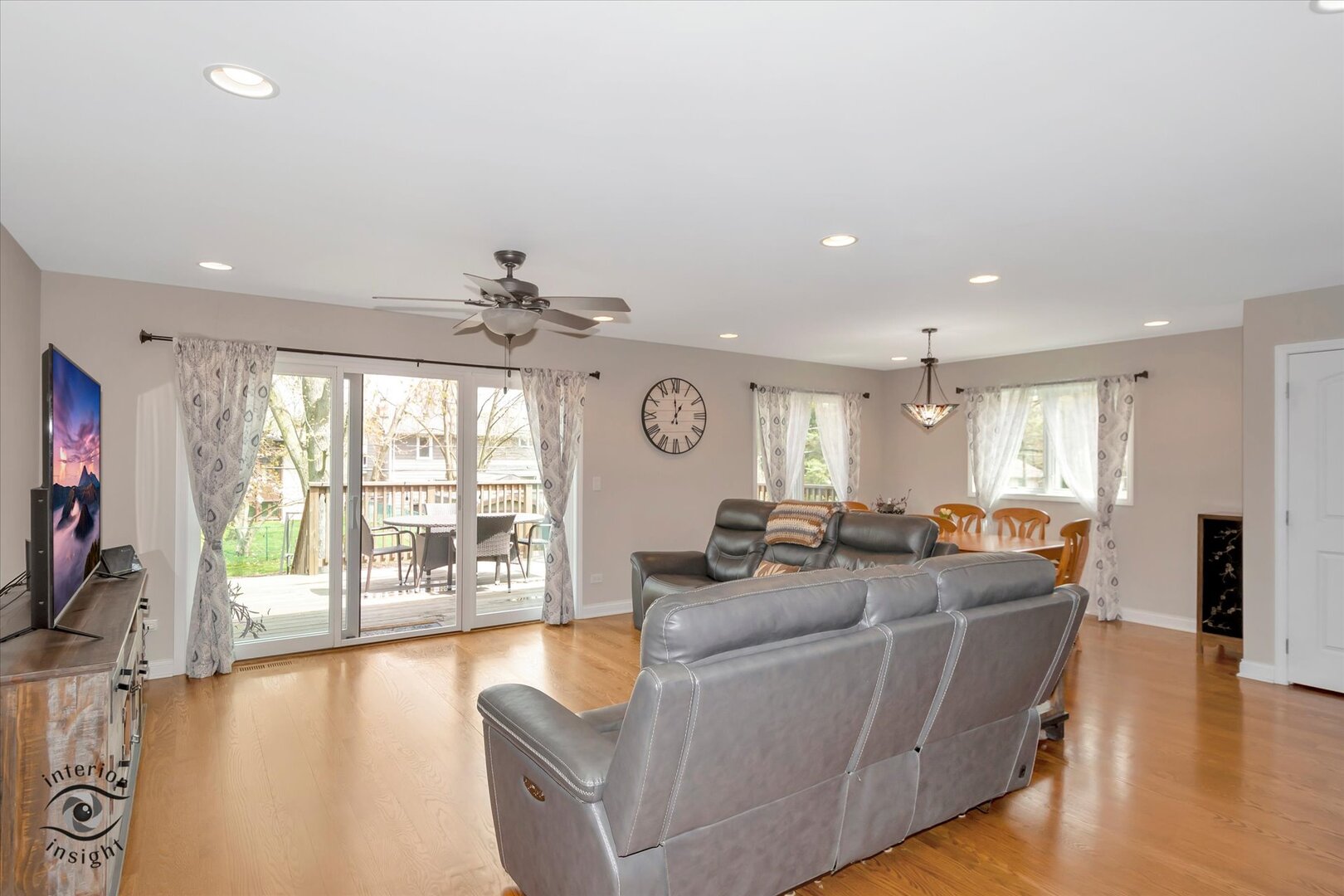 520 Hackberry Road Frankfort, IL 60423 - Photo 4 of 28 a living room with fireplace furniture and a large window