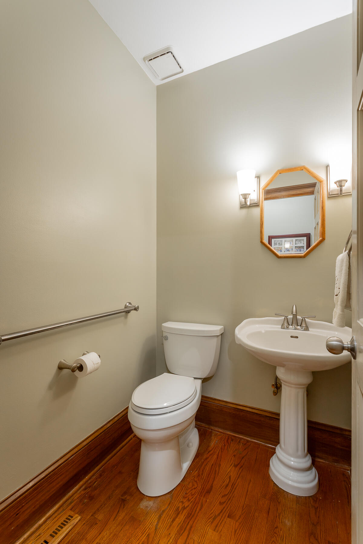 16 Northfield Road Signal Mountain, TN 37377 - Photo 26 of 51 Powder room