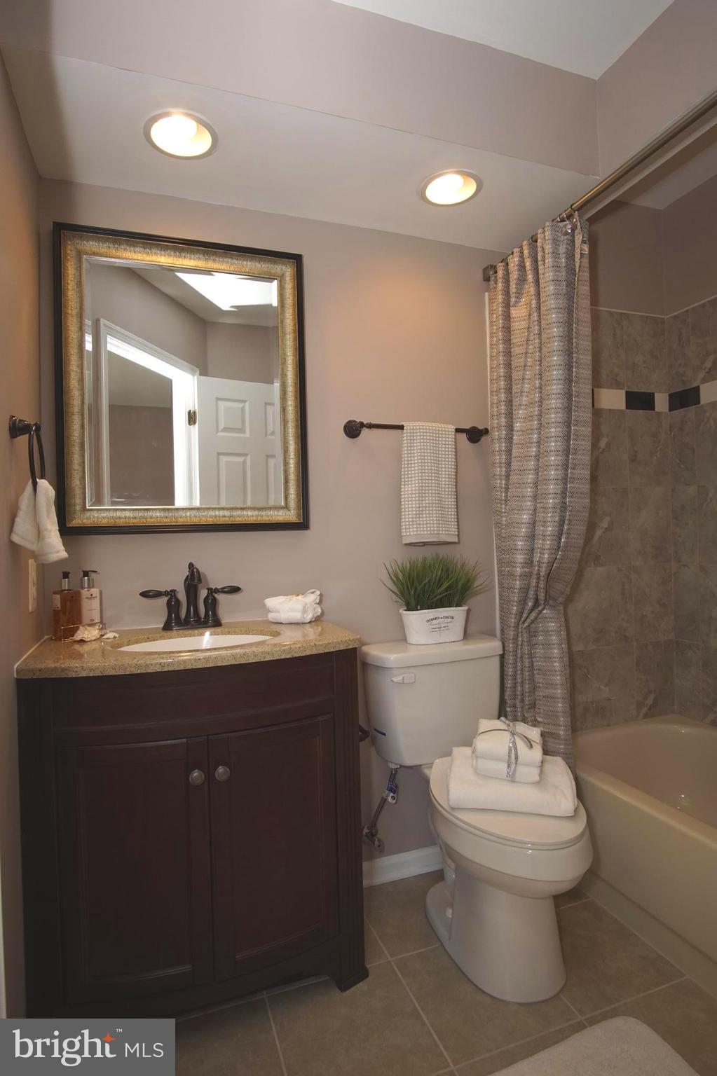 45597 Whitcomb Square Sterling, VA 20166 - Photo 20 of 28 Bath (Master)