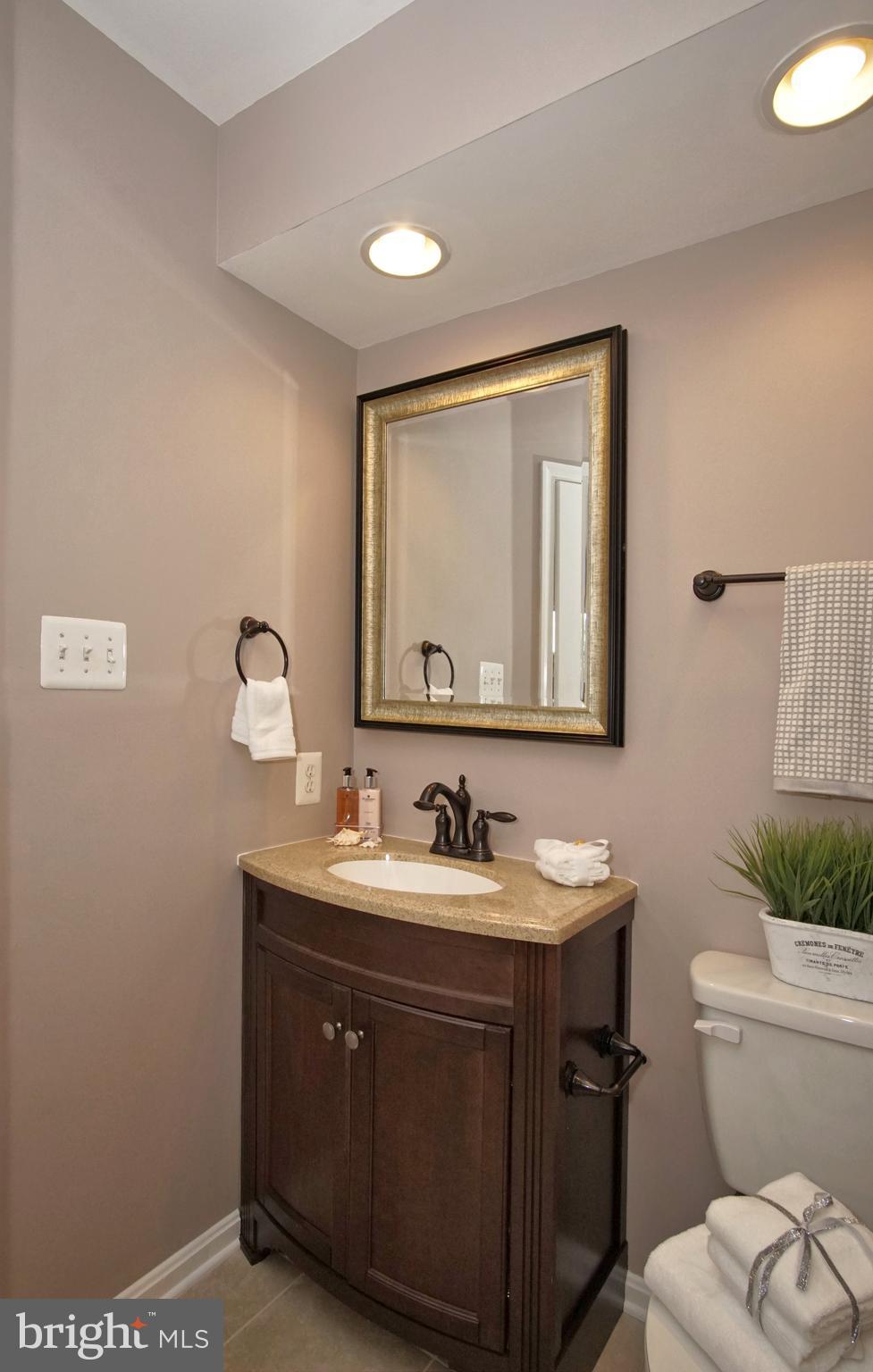 45597 Whitcomb Square Sterling, VA 20166 - Photo 21 of 28 Bath (Master)