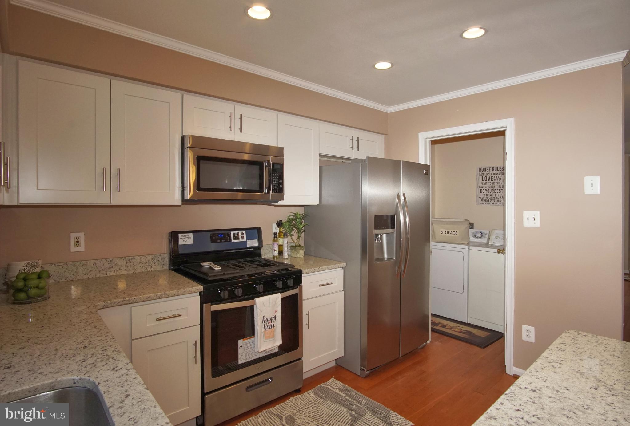 45597 Whitcomb Square Sterling, VA 20166 - Photo 9 of 28 Kitchen