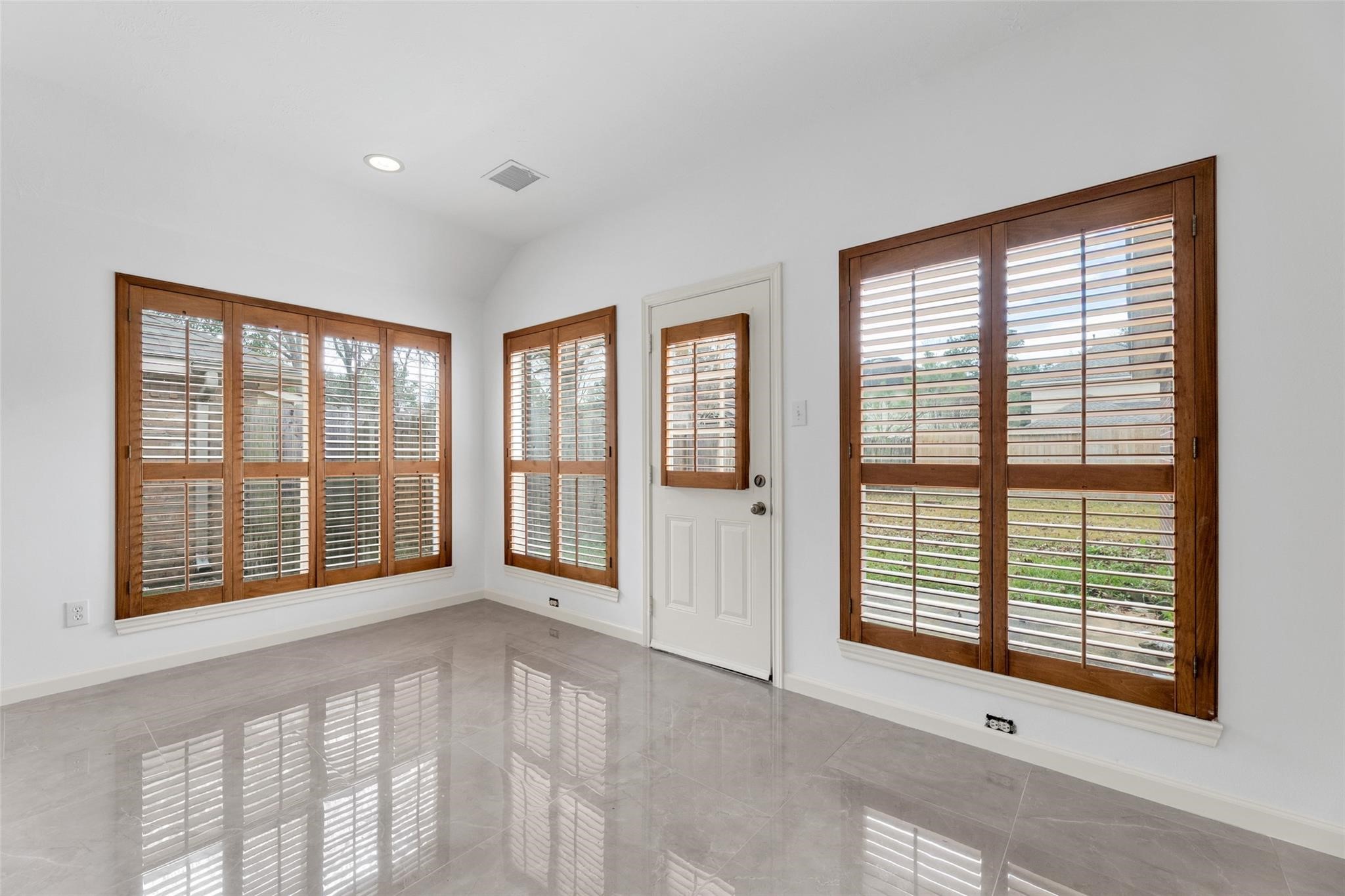 24523 Rathford Court Katy, TX 77494 - Photo 15 of 33 Breakfast nook seamlessly links the kitchen and living room, enhancing the home’s open concept.