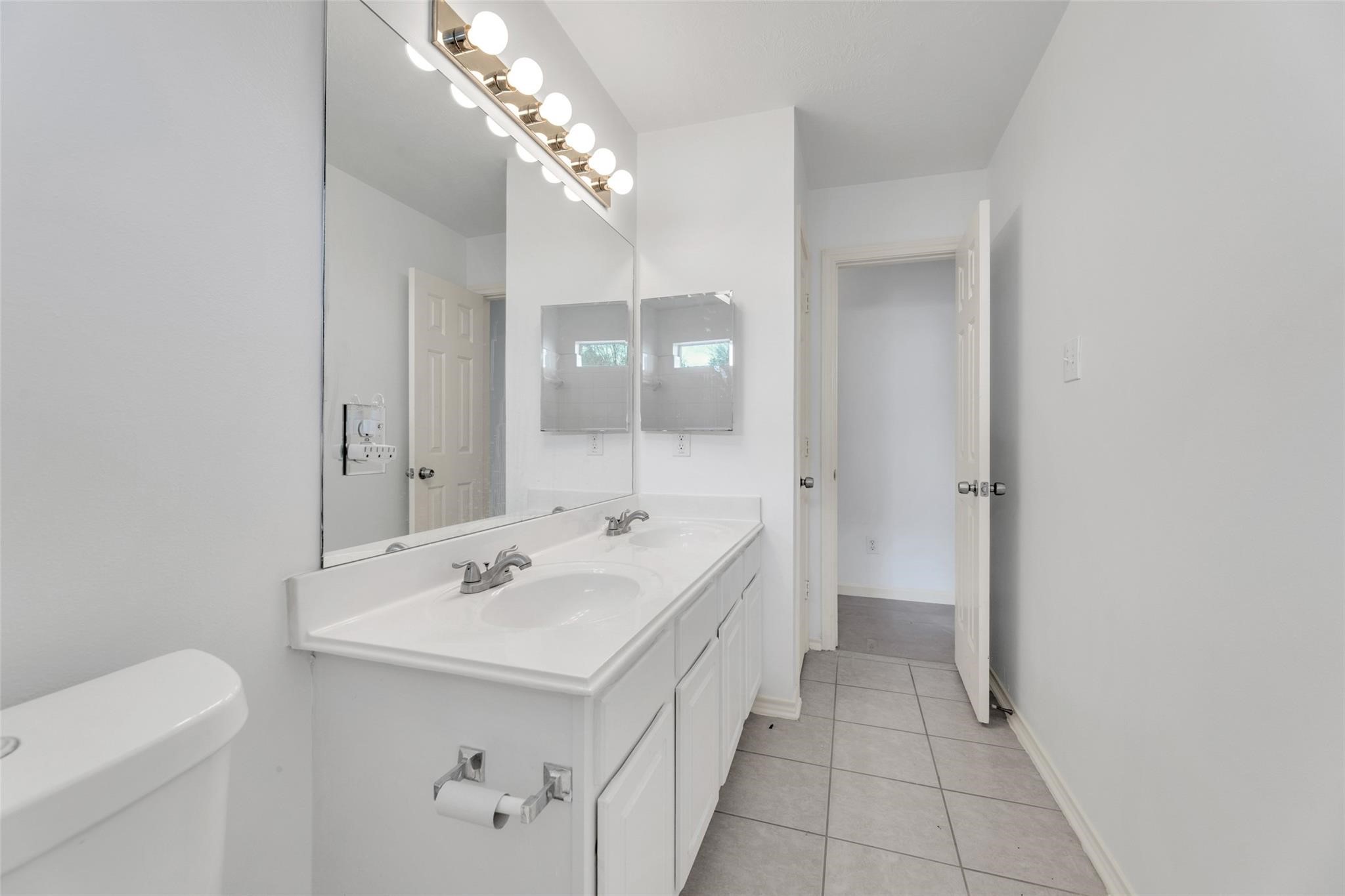 24523 Rathford Court Katy, TX 77494 - Photo 29 of 33 Clean, well-lit secondary bathroom.