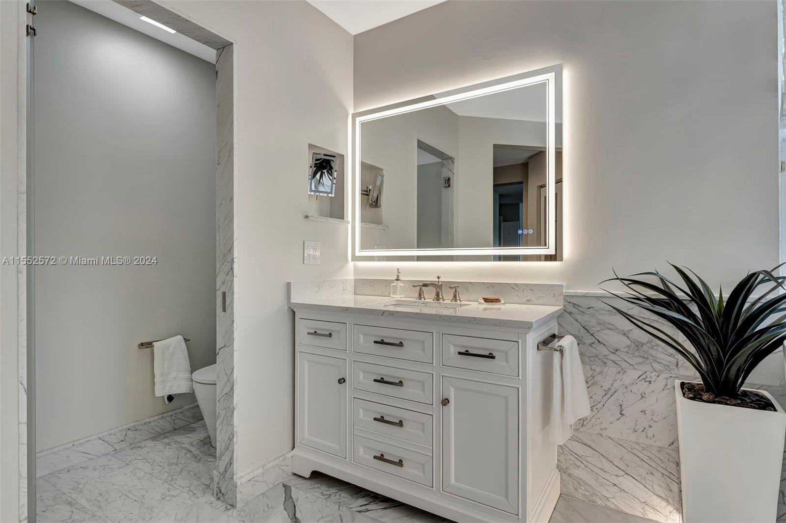 809 Regal Cove Road Weston, FL 33327 - Photo 27 of 70 Main bathroom