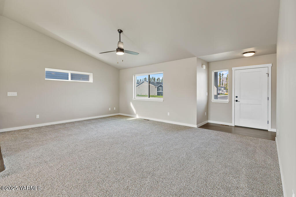 403 Pear Drive Tieton, WA 98947 - Photo 13 of 25 403PearDrInteriors-2