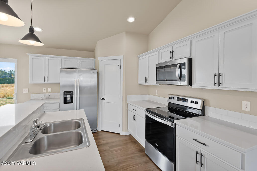 403 Pear Drive Tieton, WA 98947 - Photo 19 of 25 403PearDrInteriors-8