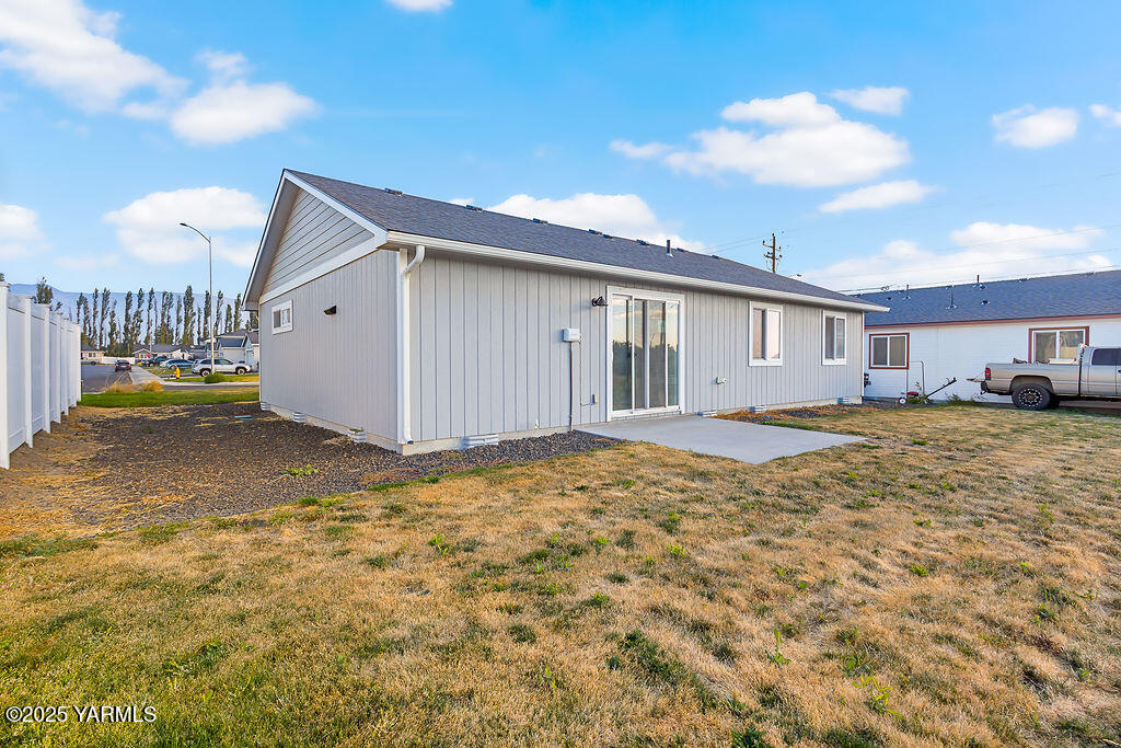 403 Pear Drive Tieton, WA 98947 - Photo 2 of 25 403PearDrExteriors-2