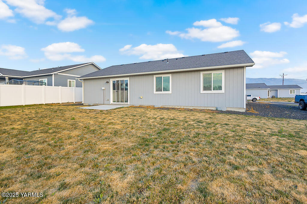 403 Pear Drive Tieton, WA 98947 - Photo 4 of 25 403PearDrExteriors-4