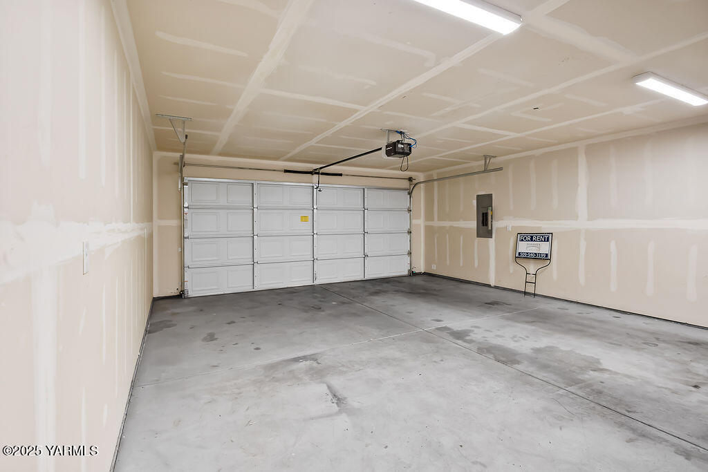 403 Pear Drive Tieton, WA 98947 - Photo 6 of 25 403PearDrInteriors-15