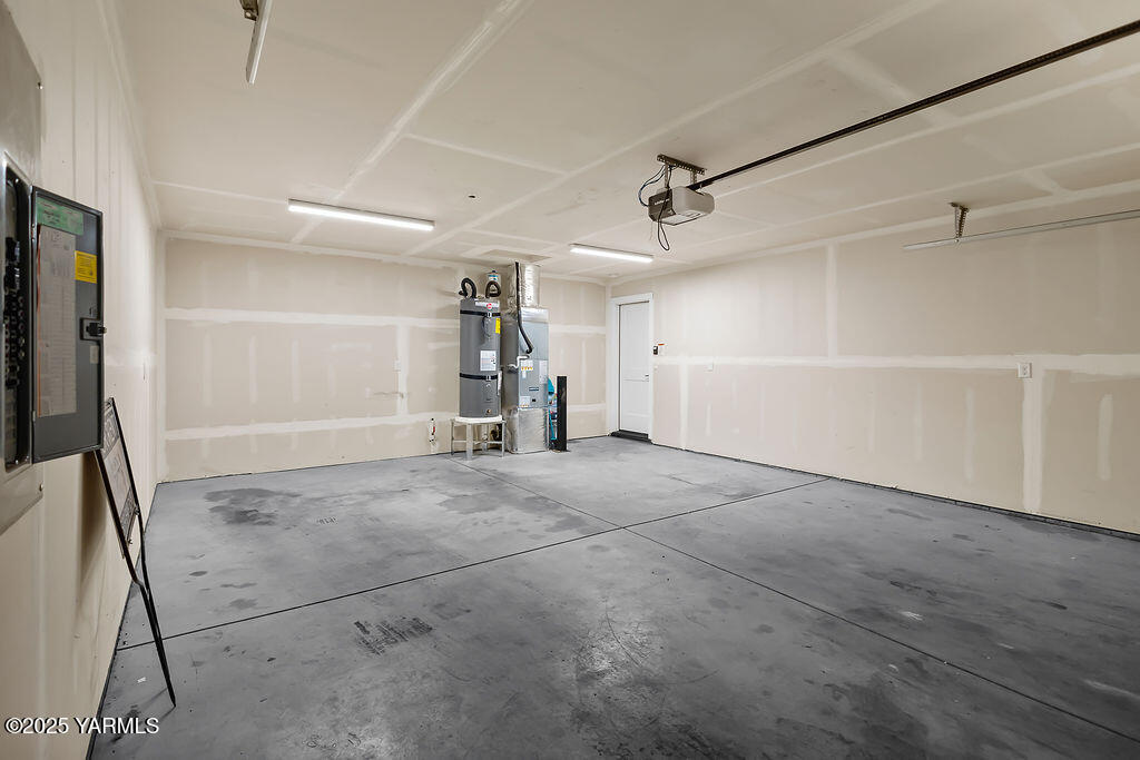 403 Pear Drive Tieton, WA 98947 - Photo 7 of 25 403PearDrInteriors-16