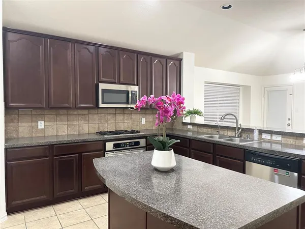 $2,600 | 1096 Wetland Drive, Frisco, TX 75033