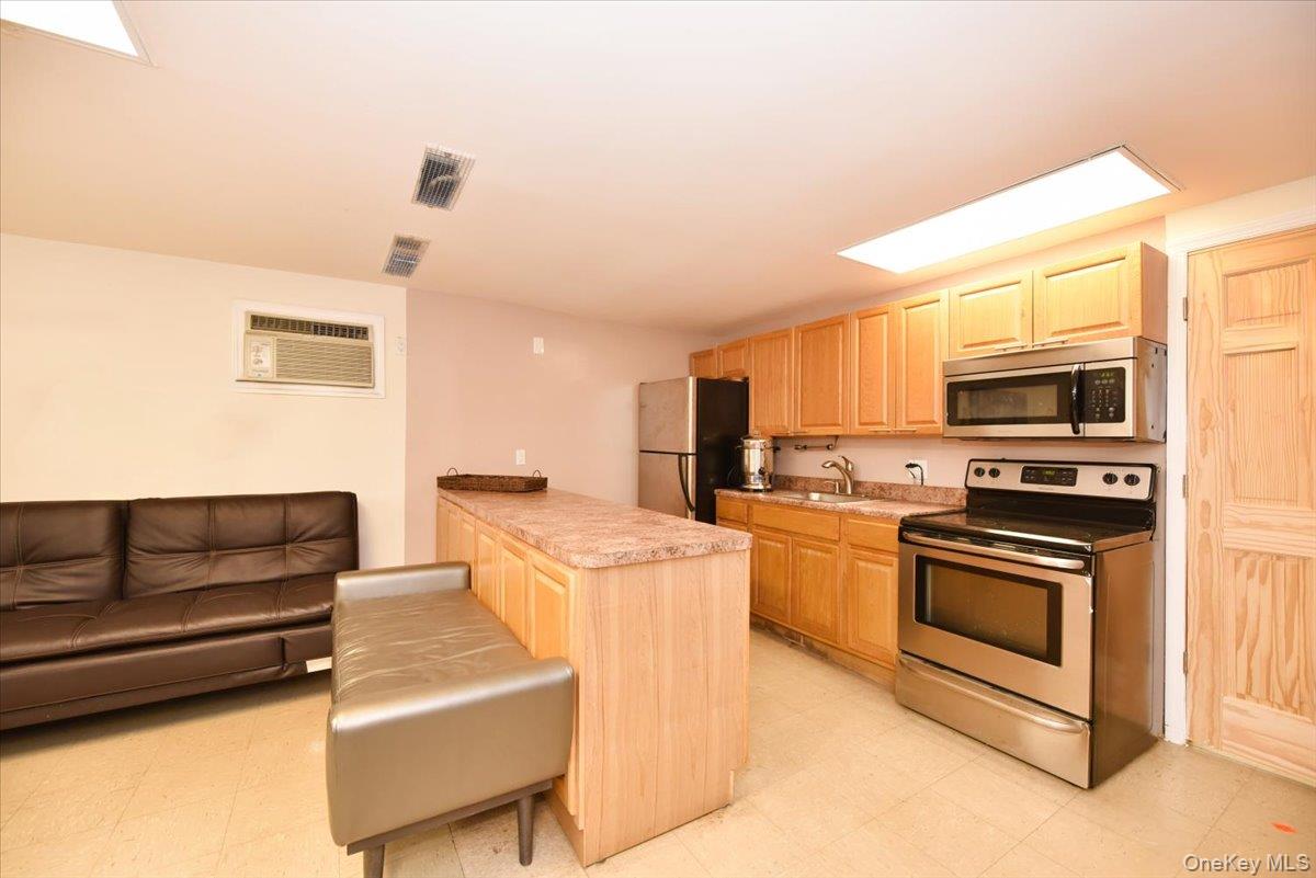 320 East Shore Road, Unit 2A Great Neck, NY 11023 - Photo 21 of 27 Building Party Room