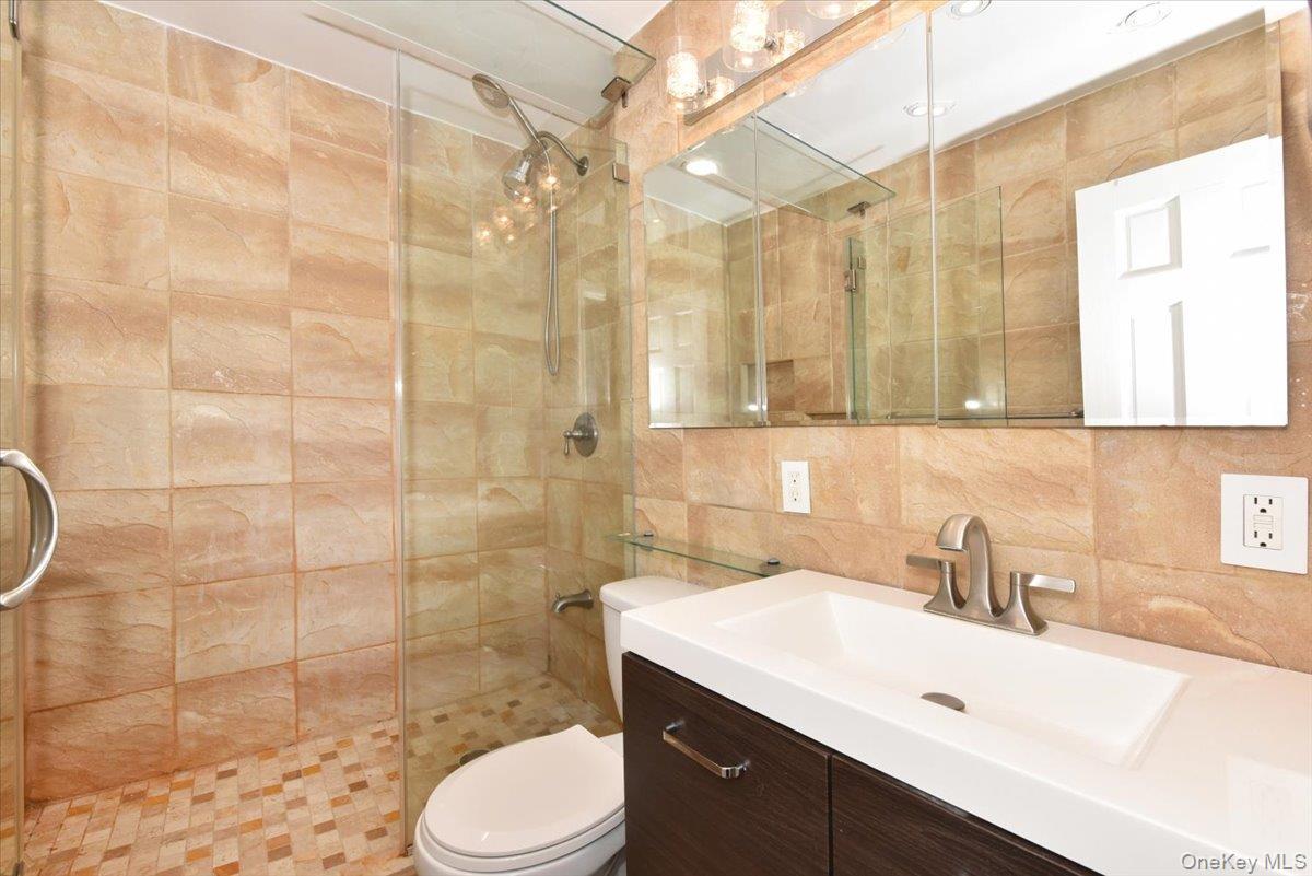 320 East Shore Road, Unit 2A Great Neck, NY 11023 - Photo 7 of 27 Steam Shower