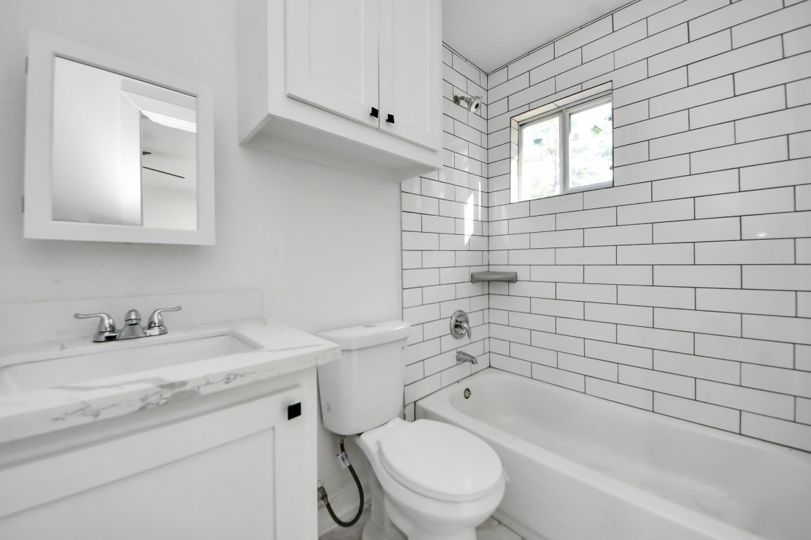 27090 Diamond C Splendora, TX 77372 - Photo 13 of 20 a bathroom with a sink a toilet and bathtub