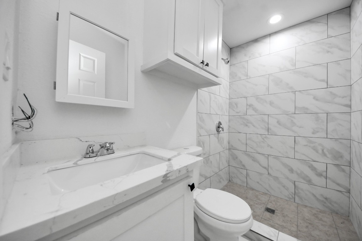 27090 Diamond C Splendora, TX 77372 - Photo 10 of 20 a bathroom with a sink a toilet and a mirror