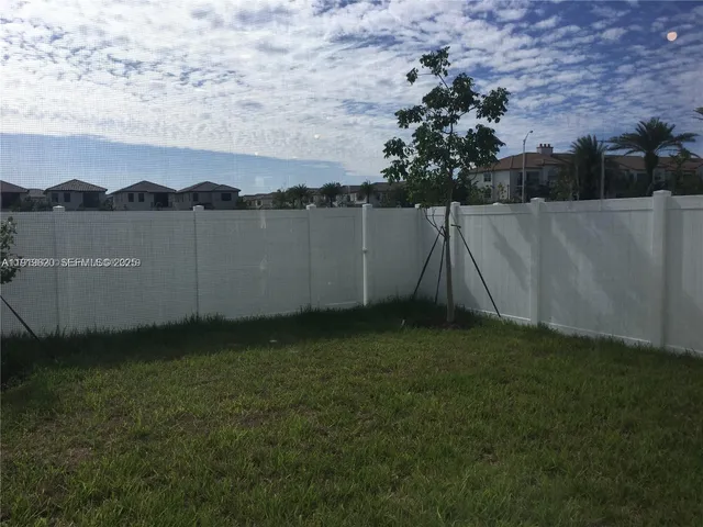 a view of a backyard