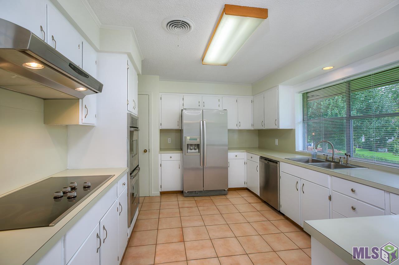 864 Diron Circle Baton Rouge, LA 70810 - Photo 12 of 25 Kitchen from Breakfast area