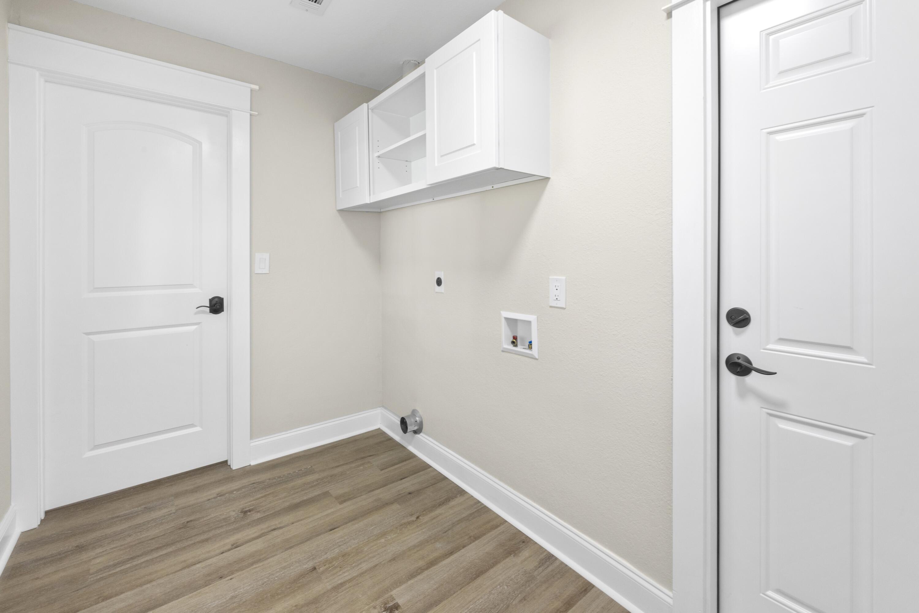 308 Spring Lane Destin, FL 32541 - Photo 18 of 47 a view of small space with wooden floor