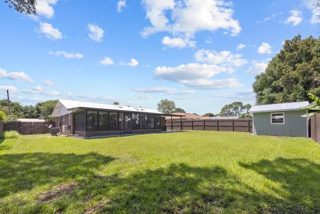 a view of a house with backyard and garden