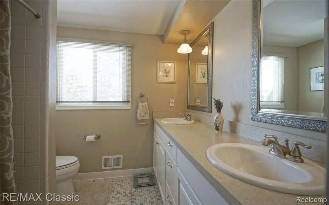11799 Wildwing Road Plymouth, MI 48170 - Photo 15 of 26 15-photo-web-1680x1050-140275.jpg
