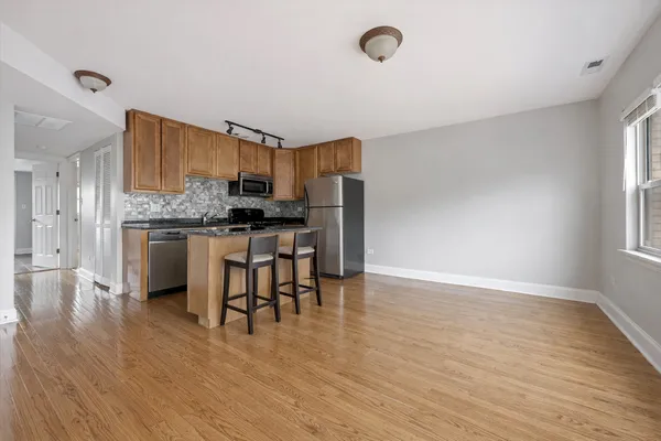 $2,400 | 1343 West Winona Street, Unit 2W, Chicago, IL 60640