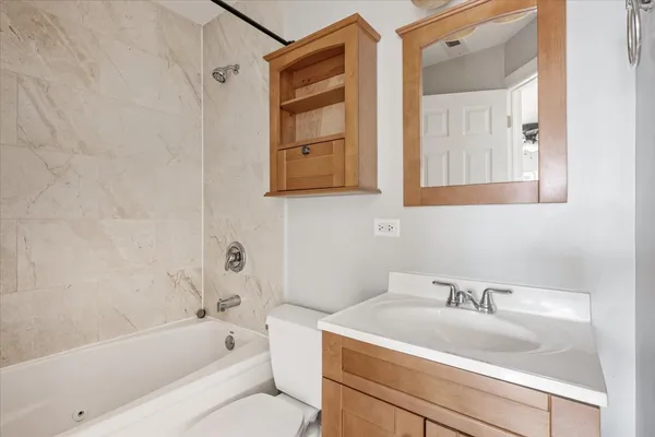 $2,400 | 1343 West Winona Street, Unit 2W, Chicago, IL 60640