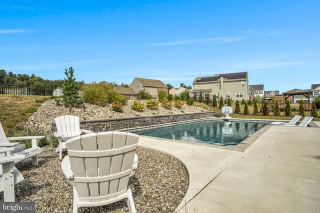 a view of sitting area with furniture